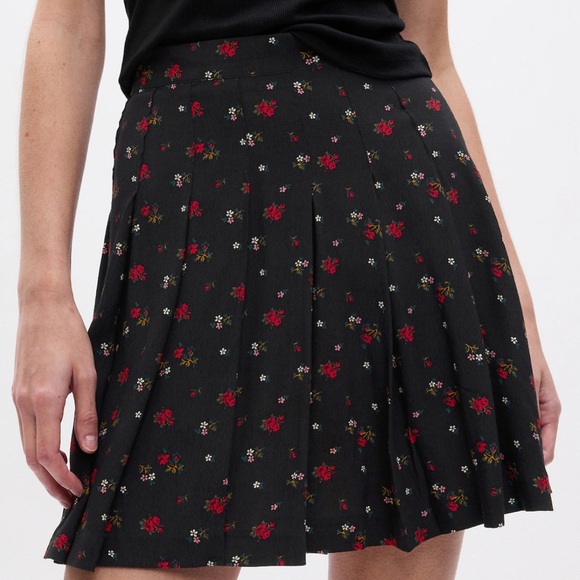Old Navy Dresses & Skirts - Floral Pleated Mini Skirt
